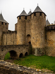 Fototapeta na wymiar imagen de un puente en el Castillo de Carcassonne un día nublado