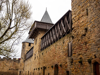 Fototapeta premium imagen de una pared interior del castillo de Carcassonne con la corre y las pasarelas de madera