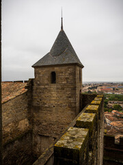 imagen de una torre del castillo de Carcassonne con parte de la muralla