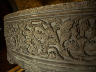 detalle tallado en la piedra de una pica baptismal en el castillo de Carcassonne 