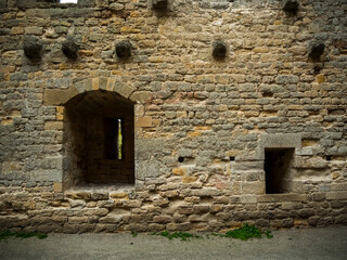 Fototapeta na wymiar imagen detalle puerta y ventana de piedra en el interior del Castillo de Carcassonne