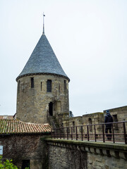 Fototapeta premium torre del castillo de Carcassonne con un trozo de muralla 