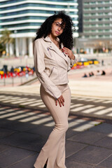 Fototapeta premium woman with afro hair at city