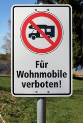 Verkehrsschild: Parken für Wohnmobile verboten