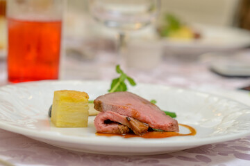 レストランの料理　ローストビーフ