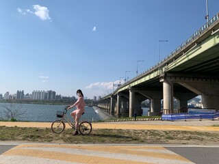 잠실 한강공원, 자전거 타는 여자, 날씨 좋은 날, 클래식 자전거 / Jamsil Han River Park, Riding a Bicycle, Fine Day, Classic Bicycle  - obrazy, fototapety, plakaty