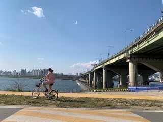 잠실 한강공원, 자전거 타는 여자, 날씨 좋은 날, 클래식 자전거 / Jamsil Han River Park, Riding a Bicycle, Fine Day, Classic Bicycle 