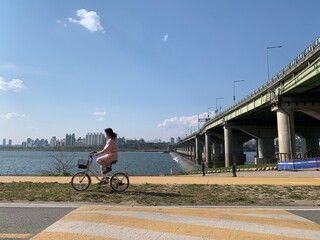 잠실 한강공원, 자전거 타는 여자, 날씨 좋은 날, 클래식 자전거 / Jamsil Han River Park, Riding a Bicycle, Fine Day, Classic Bicycle  - obrazy, fototapety, plakaty