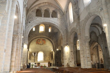 L'église Saint Genès, église romane, intérieur de l'église, ville de Thiers, département du Puy de Dome, France
