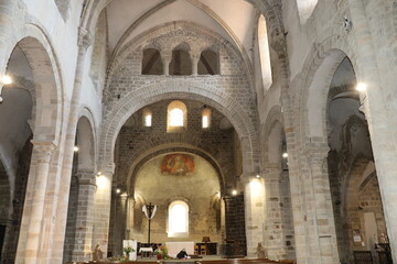 Fototapeta na wymiar L'église Saint Genès, église romane, intérieur de l'église, ville de Thiers, département du Puy de Dome, France