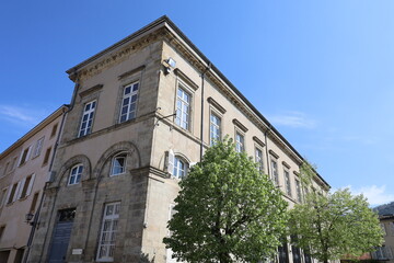 Fototapeta na wymiar Le tribunal, ou palais de justice, vue de l'extérieur, ville de Thiers, département du Puy de Dome, France