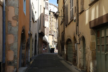 Fototapeta na wymiar Vieille rue typique, ville de Thiers, département du Puy de Dome, France