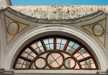 Obraz premium A semi circle window with wooden frame lines