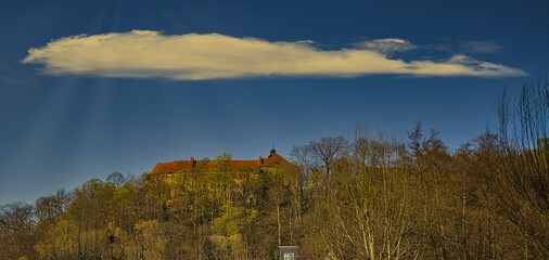 Die s&uuml;dwestliche Ansicht vom Schloss Tenneberg bei Waltershausen an einem Fr&uuml;hlingsabend.