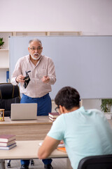 Obraz premium Old male teacher and young male student in remuneration concept