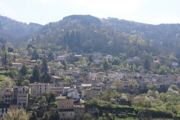Maisons et collines autour de Thiers, ville de Thiers, département du Puy de Dome, France