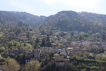Fototapeta na wymiar Maisons et collines autour de Thiers, ville de Thiers, département du Puy de Dome, France
