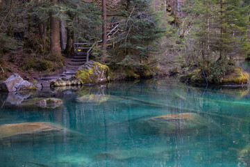 Obraz premium Magnifique lac de montagne en suisse, aux couleurs bleu et vert incroyables. Reflets des arbres et de la montagne dans l'eau