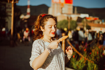 Retrato de una mujer disfrutando de su viaje, Concepto de turismo.