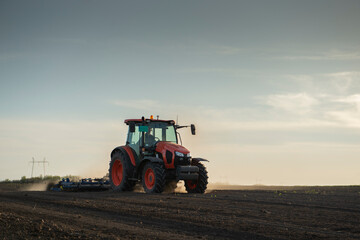 Obraz premium Tractor working in the field