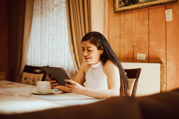 Mujer haciendo teletrabajo mientras desayuna en casa.
Concepto de casa y trabajo.