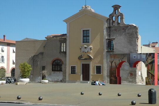 Piazza del luogo Pio di Livorno. Con museo e chiesa  .