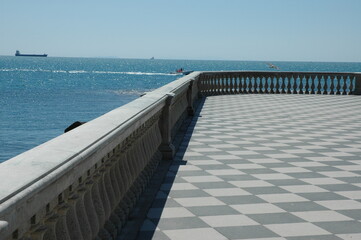 Terrazza di Mascagni sul lungomare di Livorno con pavimento  particolare e vista sul mare .