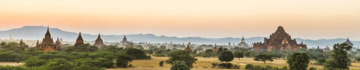 Wandcirkels aluminium Sunrise over ancient city of Bagan in Myanmar © Fyle
