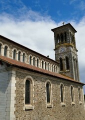 Fototapeta na wymiar Façade latérale et clocher de l’église de la Trinité à Clisson