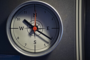 Zegar z magnesem  , przyczepiony na lodówce z tarczą w formie róży wiatrów - kompasu , busoli . - obrazy, fototapety, plakaty