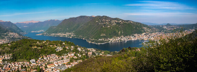 Fototapeta na wymiar Landscape of Lake Como from Pin Umbrela sightseeing