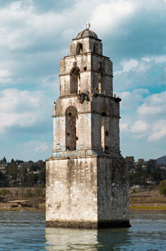 Iglesia hundida en presa Taxhimay