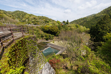 日本の香川県観音寺市の豊稔池堰堤の美しいダム