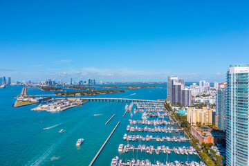 Obraz premium View of the Miami Beach marina in Florida