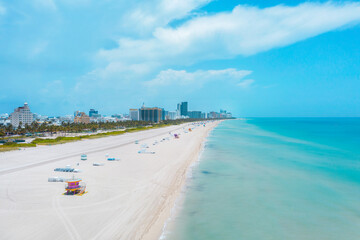 Fototapeta na wymiar Panoramic view of the white sand beach in Miami Beach Florida