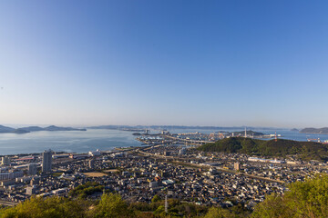 日本の香川県丸亀市の青ノ山から見た瀬戸大橋の美しい夜景