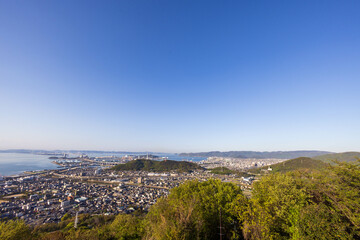 日本の香川県丸亀市の青ノ山から見た瀬戸大橋の美しい夜景