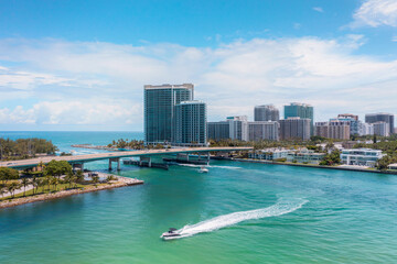 Fototapeta premium Boat cruising through Biscayne Bay in Miami Florida