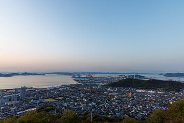 日本の香川県丸亀市の青ノ山から見た瀬戸大橋の美しい夜景