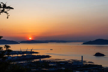 日本の香川県丸亀市の青ノ山から見た瀬戸大橋の美しい夜景