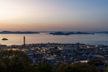 日本の香川県丸亀市の青ノ山から見た瀬戸大橋の美しい夜景