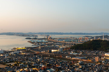 日本の香川県丸亀市の青ノ山から見た瀬戸大橋の美しい夜景