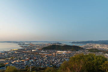 日本の香川県丸亀市の青ノ山から見た瀬戸大橋の美しい夜景