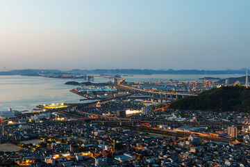 日本の香川県丸亀市の青ノ山から見た瀬戸大橋の美しい夜景