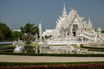 O templo branco visto de frente