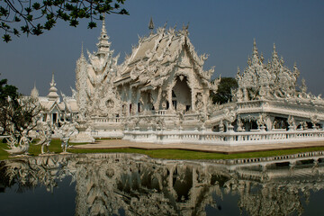 O templo Branco de Chiang Rai e seu reflexo