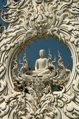 Fototapeta na wymiar Estátua de Buda sentado adornos em branco