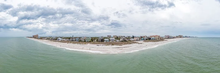 Papier Peint photo Clearwater Beach, Floride Panorama de drone sur la plage de Clearwater en Floride pendant la journée avec un ciel nuageux