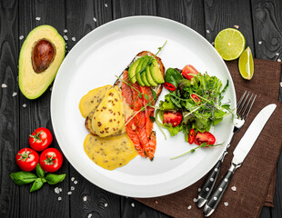 Poached Eggs with Smoked Salmon and hollandaise sauce on croutons with rye bread