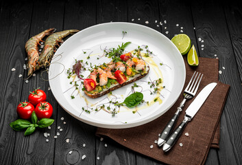 Bruschetta with shrimps, tomatoes and gluacomoli sauce